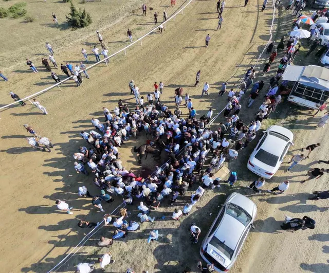 Taşköprü'de yarışta çarpışan iki at telef oldu, jokey son anda kurtuldu