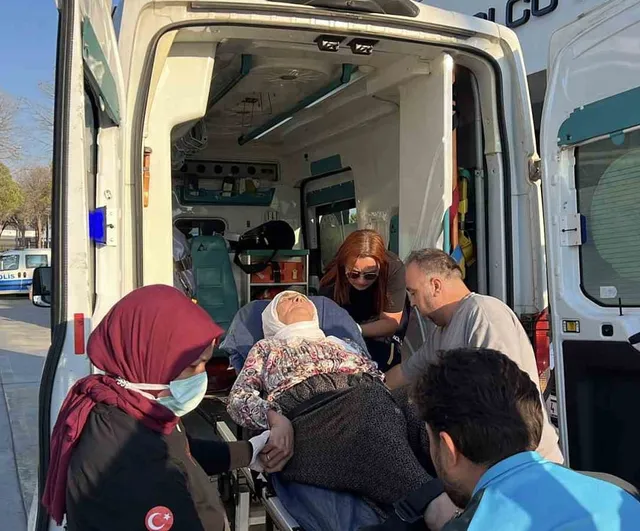 Taşucu limanında torununu bekleyen kadın tansiyon yükselince hastaneye kaldırıldı