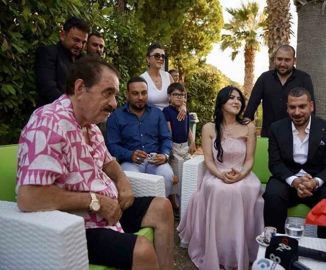 Tatlıses'in Bodrum bahçesinde mutluluk: manevi kızına beşi bir yerde taktı