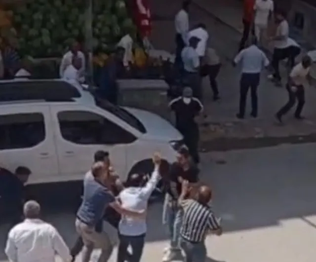 Toma ve gözyaşartıcı gazın kullanıldığı Muradiye kavgasında 21 yaşındaki genç öldü, 17 şüpheli tutuklandı