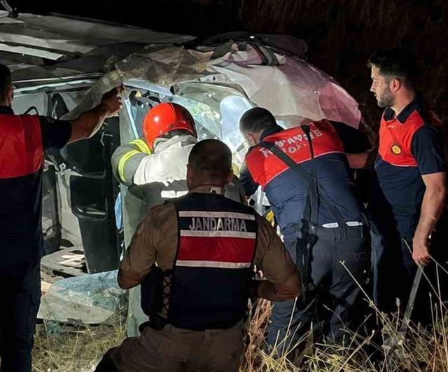 Tosunlu mevkiinde akşam dönüşü kazası: dört kişi yaralandı