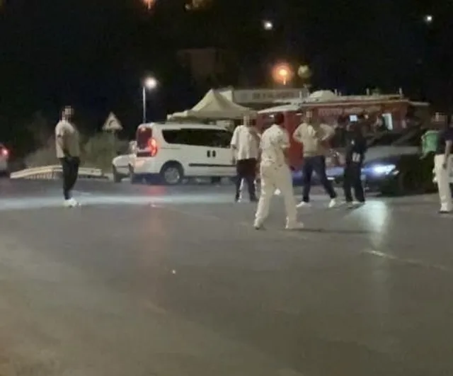Trafik tehlikesini umursamayan gençlerin cadde oyunu