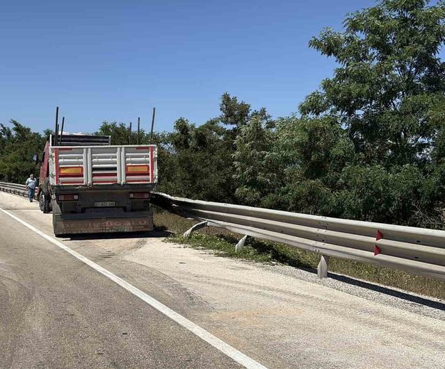 Traktör ile tırın çarpıştığı kazada sürücü yaşamını yitirdi