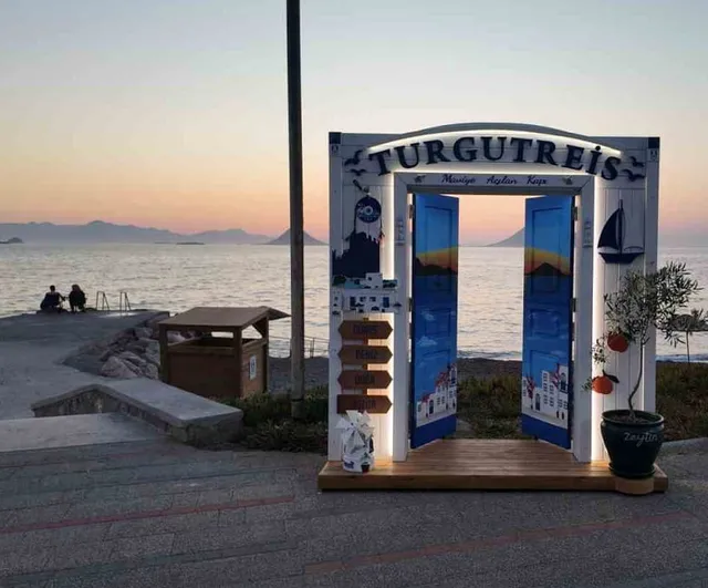 Turgutreis sahilinde Maviye Açılan Kapı ile gün batımı buluşması