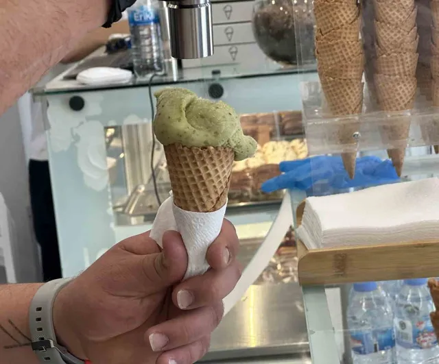 Tuzlu erikli dondurma Eskişehir'de rağbet görüyor
