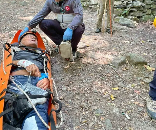 Uludağ'da sarp arazide mahsur kalan 75 yaşındaki yürüyüşçü 5 saatte kurtarıldı