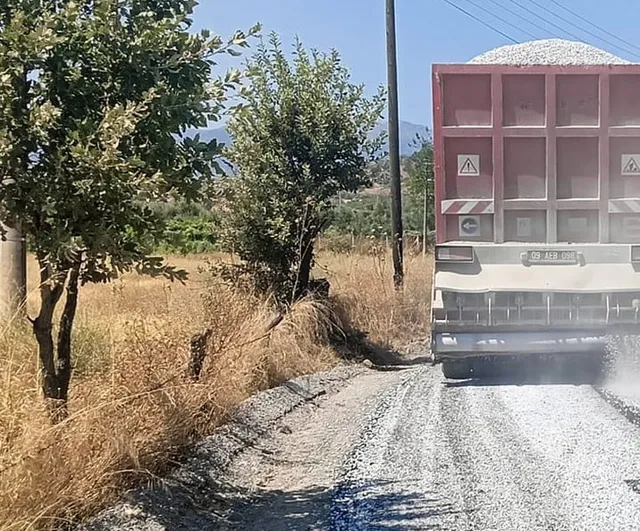 Umurlu'da yollar yenileniyor: güvenli ve konforlu ulaşım için asfalt çalışmaları sürüyor