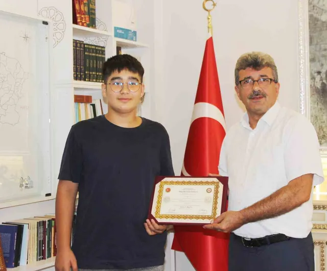 Ünye'de hafızlık sevinci yaşayan 8 öğrenciye belgeleri takdim edildi