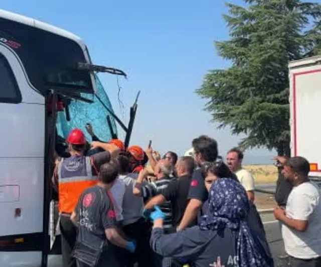 Uşak’ta Metro Turizm otobüsü kamyona arkadan çarptı, 1’i ağır 8 yaralı