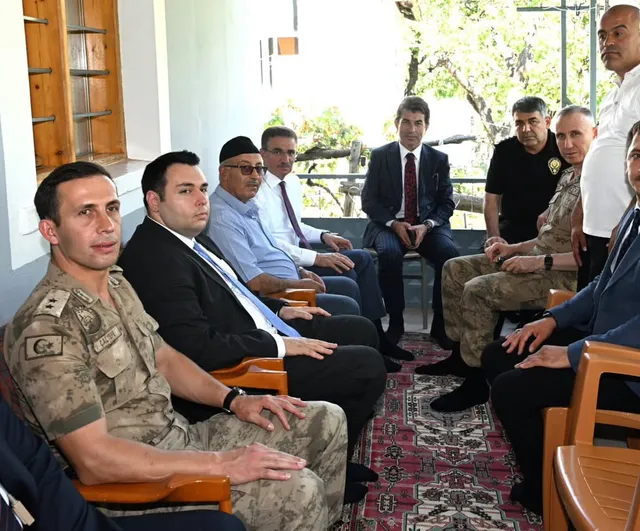Vali Baruş'tan İspir'de ev ziyaretinde şehit ailesine ve gaziye vefa
