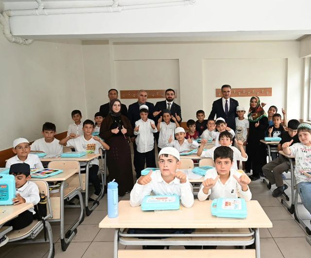 Vali Baruş TÜGVA yaz okulunda öğrencilere eğitim ve kültür vurgusu yaptı