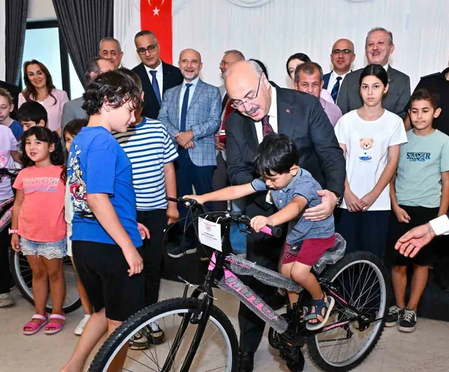 Vali Köşger çocuklarla pedal çevirdi, umutları çoğalttı