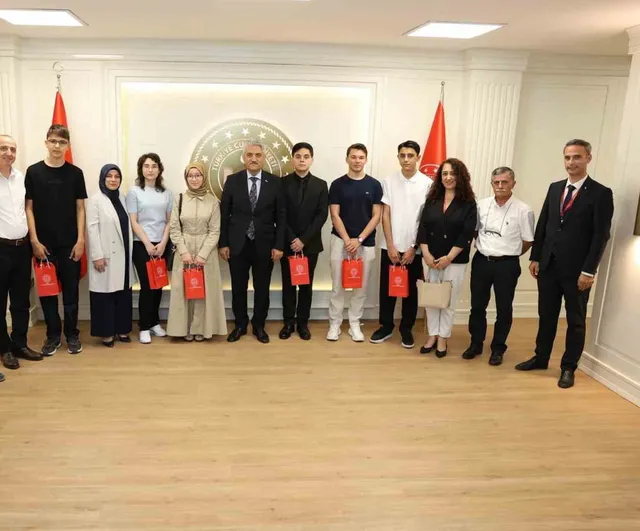 Vali makamında genç başarıları ağırladı: Düzceli öğrenciler YKS ve LGS'de derecelere girdi
