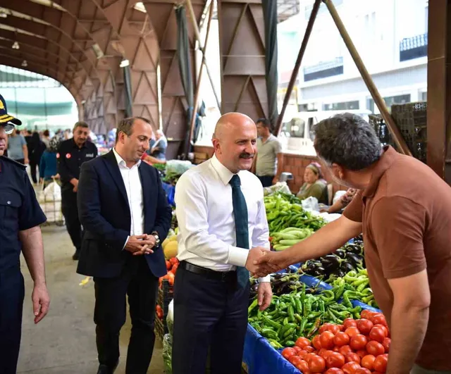 Vali Osman Varol Çine pazarında esnafla buluştu, talepleri yerinde dinledi
