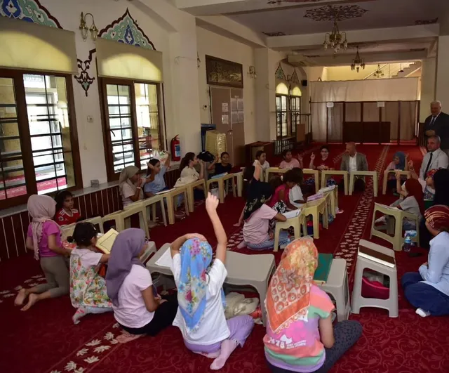 Vali Varol efeler'deki Emir Sultan Camii yaz Kur'an kursunda çocukların öğrenme heyecanına ortak oldu