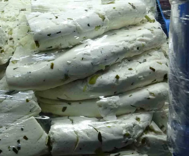 Van otlu peyniri dönüş bavullarının vazgeçilmezi oldu