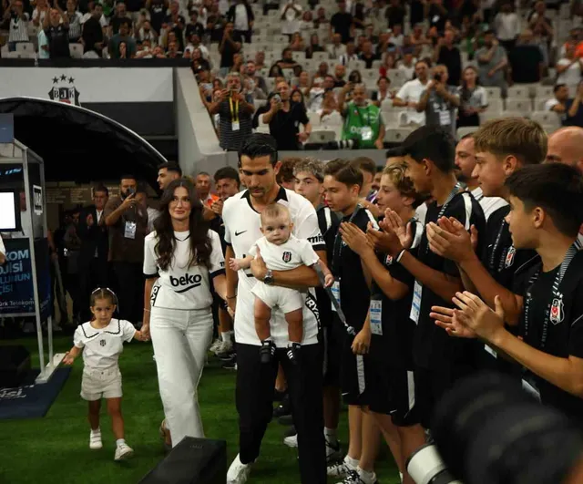 Vincenzo Italiano'dan kadro değişimi: Trossard ve Agbadou ilk 11'de, Necip Uysal'a veda