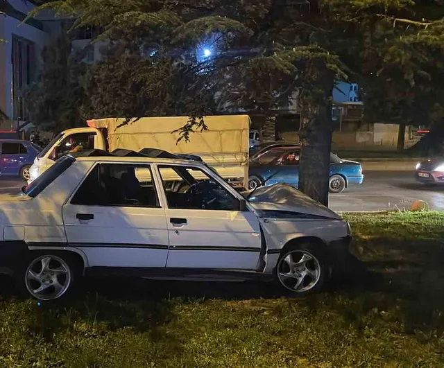 Virajı kaçıran otomobil 100. Yıl Bulvarı'nda ağaca çarparak durdu