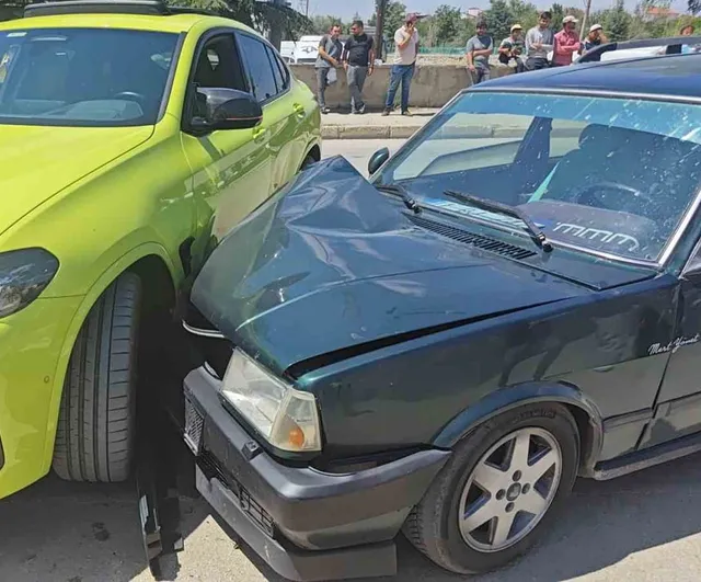 Yalvaç'ta kontrolsüz U dönüşü kaza getirdi: 2 sürücü yaralandı