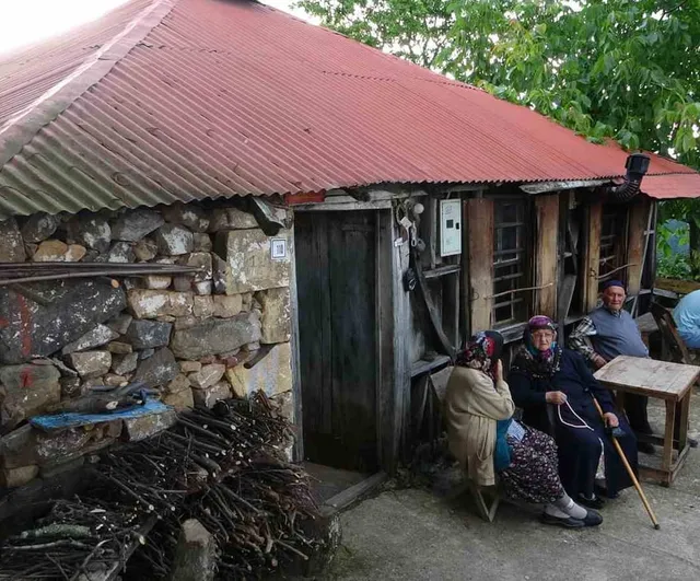 Yayla yolunun 70 yıllık tanığı: Görele’de taş kahvehaneyi yaşatan Osman Koyun vefat etti