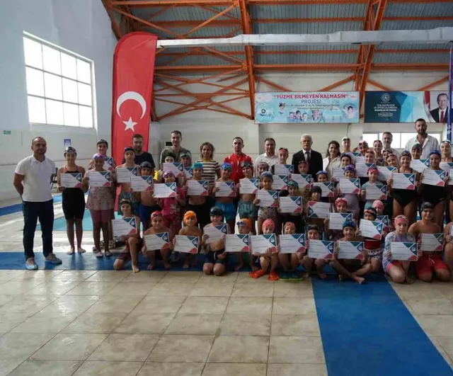 Yaz boyunca kulaç atan minikler başarı belgelerini aldı