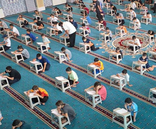 Yaz Kur’an kurslarında öğrenme yarışması: 150 öğrenci Hüsnü Genç Camii’nde yarıştı