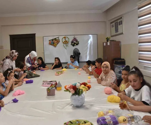 Yazın örgüyle buluşan minikler el emeğini öğreniyor