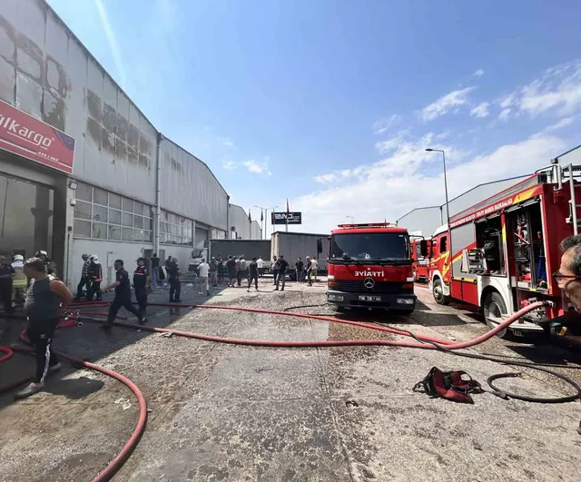 Yenimahalle'de Dempa'daki kargo deposu yangını kontrol altına alındı