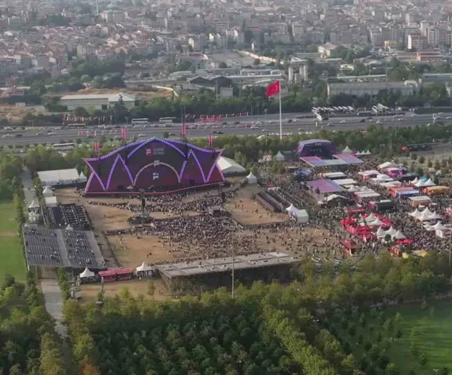 Yıldız Tilbe ve Semicenk repertuvarlarıyla İstanbul festivalinde buluştu