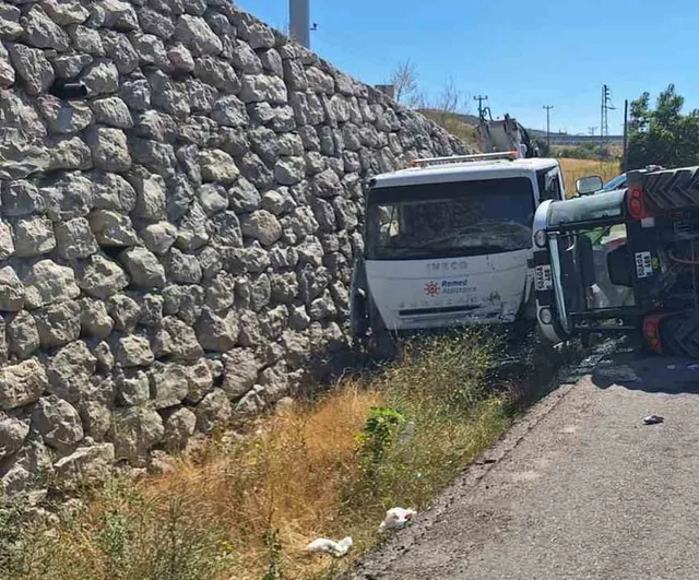 Yolda çarpışma: vinç kurtarıcı traktöre arkadan çarptı, 4'ü çocuk 6 yaralı