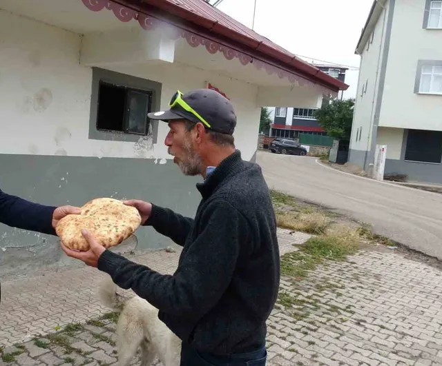 Yolda çay ve sohbet: Fransız bisikletli gezgin Tokat'ta misafir edildi