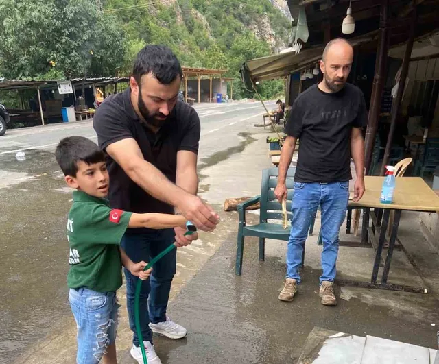 Zafer bayramı öncesi Şavşat'ta şehit Jandarma Er Fatih Çaybaşı için çeşme başında anma