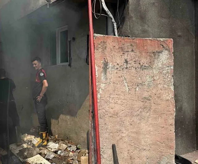 Zonguldak'ta depo yangını gökyüzünü dumanla kapladı