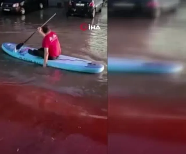 Adapazarı sanayi sitesinde suyla kaplanan caddeyi sup ile gezen kişi dikkat çekti