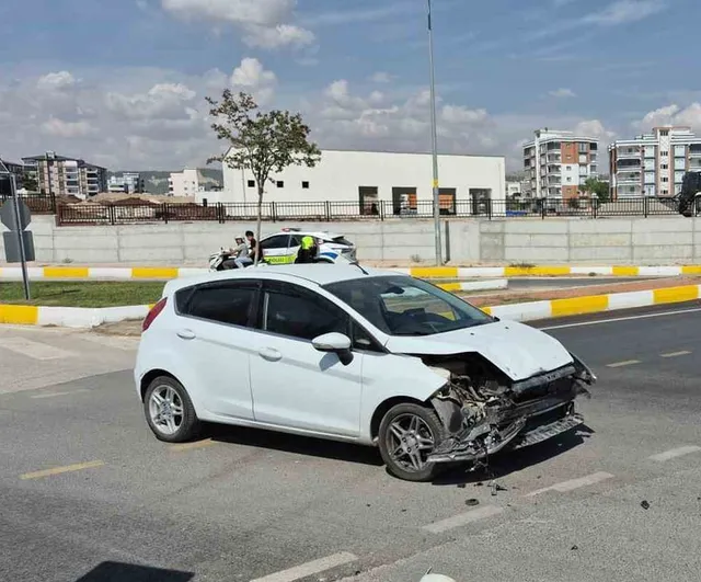 Adıyaman'da akıllı kavşakta çarpışma: 3 yaralı