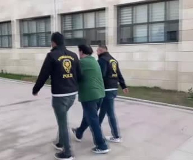 Afyonkarahisar'da yıllarca aranan şahıs 146 yıl hapisle cezaevine teslim edildi