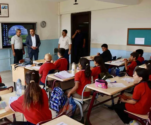 Akçadağ'da 300 öğrenciye uzanan destek eli: çanta ve kırtasiye dağıtımı
