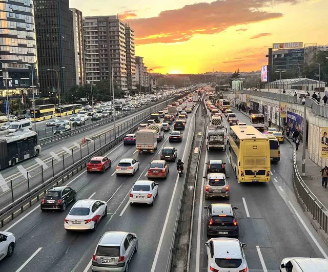 Akşam yağışı İstanbul trafiğini yüzde 69'a yükseltti