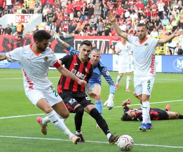 Alanyaspor deplasmanda Çorum'u ikinci yarıda geride bıraktı