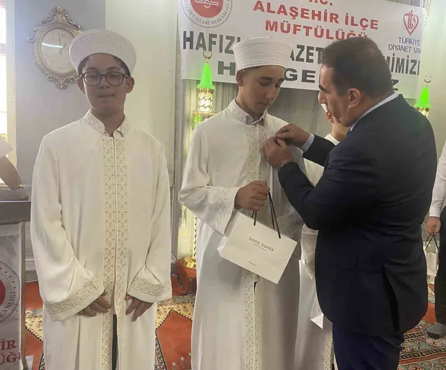 Alaşehir'de 11 genç hafızlık icazeti coşkuyla verildi
