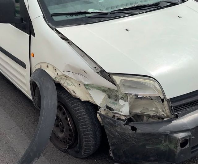 Alt geçitte şerit değişimi kaza ile sonuçlandı: iki araç ağır hasarlı