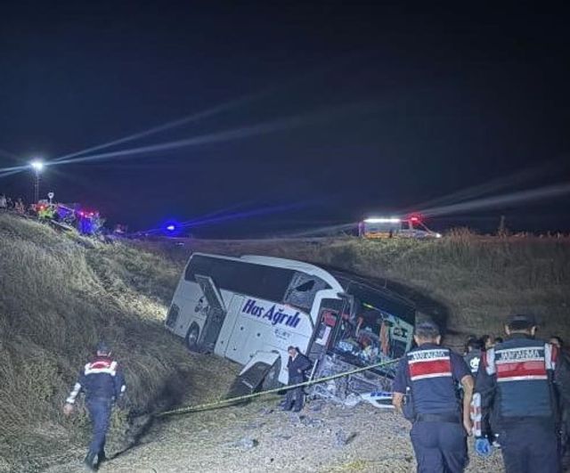 Amasya'da yolcu otobüsü bariyerlere çarparak şarampole uçtu: 2'si ağır 24 yaralı
