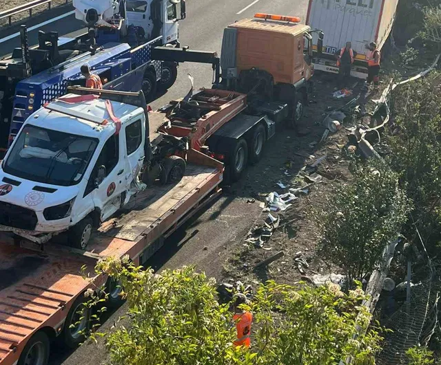 Anadolu otoyolunda peyzaj çalışması yapan ekibe çekici çarptı: 3 yaralı