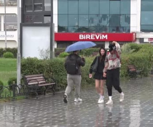 Anadolu Yakası'nda ani yağışlar günlük hayatı sekteye uğrattı