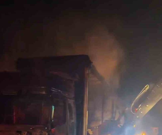 Ankara istikametinde motor yangını tekstil yüklü tırı kullanılamaz hale getirdi