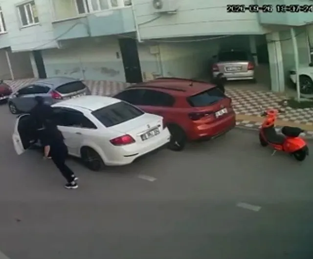 Anlık dikkatsizlikle tehlike: Karacabey'de yola çıkan çocuğa motosiklet çarptı