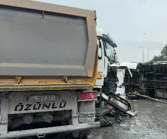 Arnavutköy'de yağışta bariyere çarpan kamyon devrildi, arkadan gelen hafriyat çarptı: iki yaralı