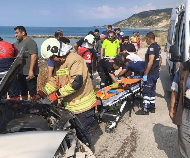 Arsuz'da kontrolden çıkan araç park halindekine çarparak sahile yuvarlandı