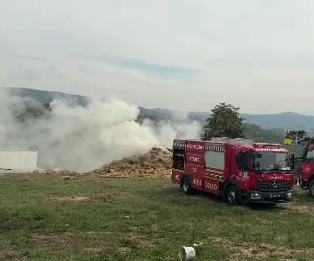 Asar köyünde samanlık yangını iş makineleri ve itfaiye müdahalesiyle kontrol altına alındı