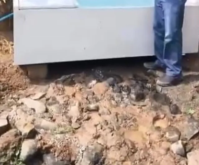 Atıl buzdolabı köy yoluna soğuk su getiriyor